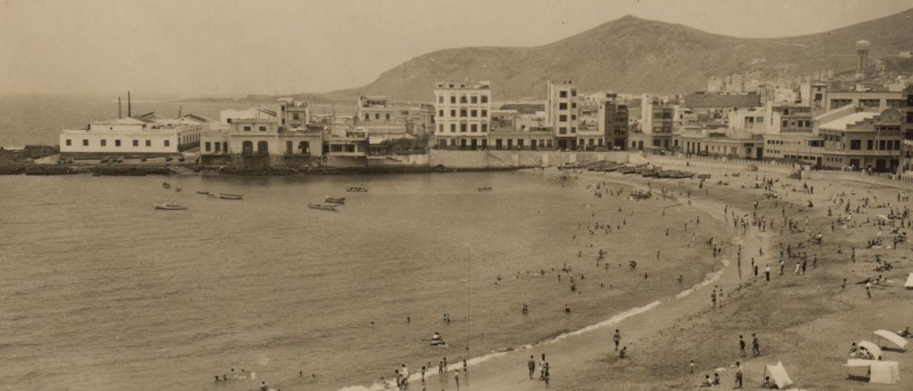 Vista de la zona de La Puntilla en la década de 1950 con la factoría a la izquierda de la imagen.