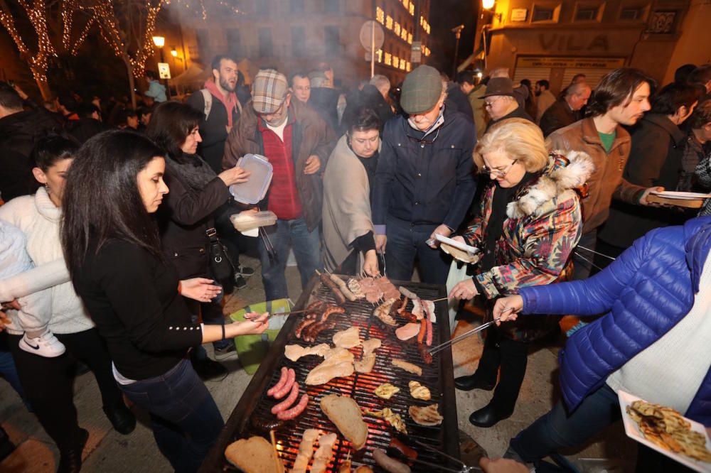 Sant Sebastià 2018: el Drac de na Coca enciende los 'foguerons'