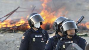 Manifestantes rompen el cordón policial y queman el campamento de migrantes de la playa de Benítez