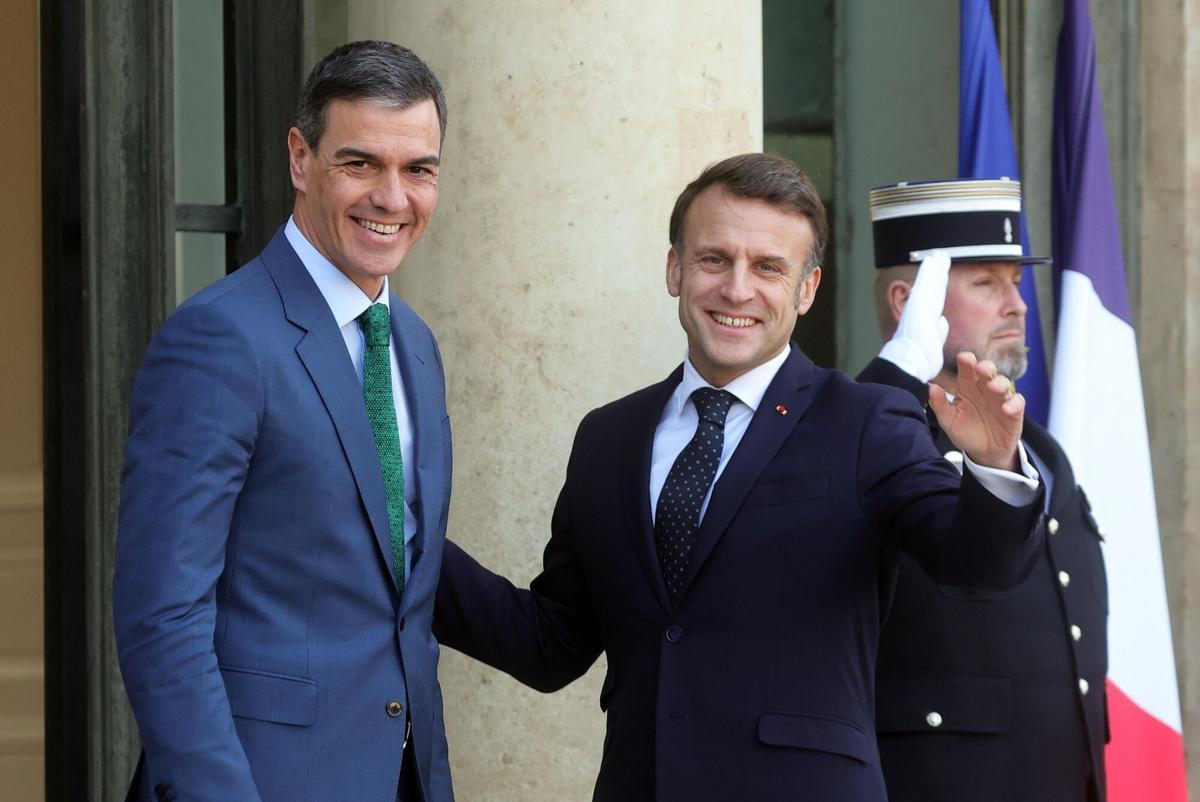 El presidente francés, Emmanuel Macron, da la bienvenida al presidente del Gobierno, Pedro Sánchez, antes de la reunión de líderes de la UE sobre Ucrania en París este lunes.