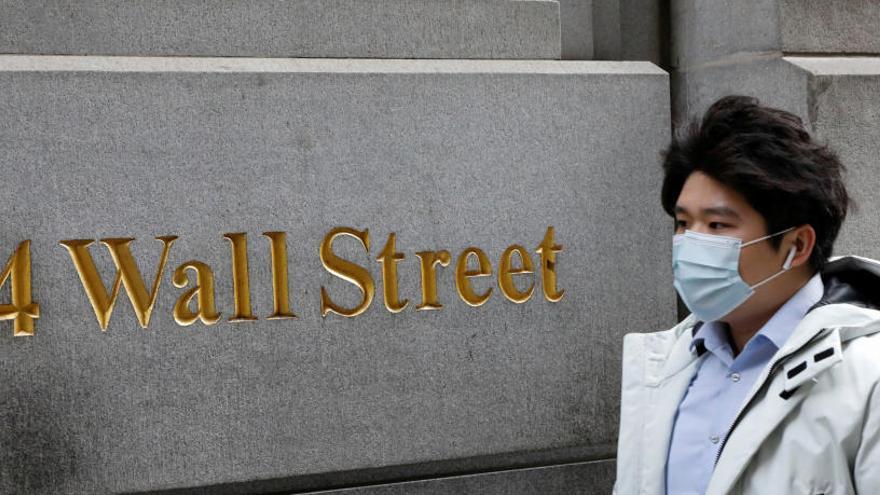 Un ciudadano con mascarilla en Wall Street.