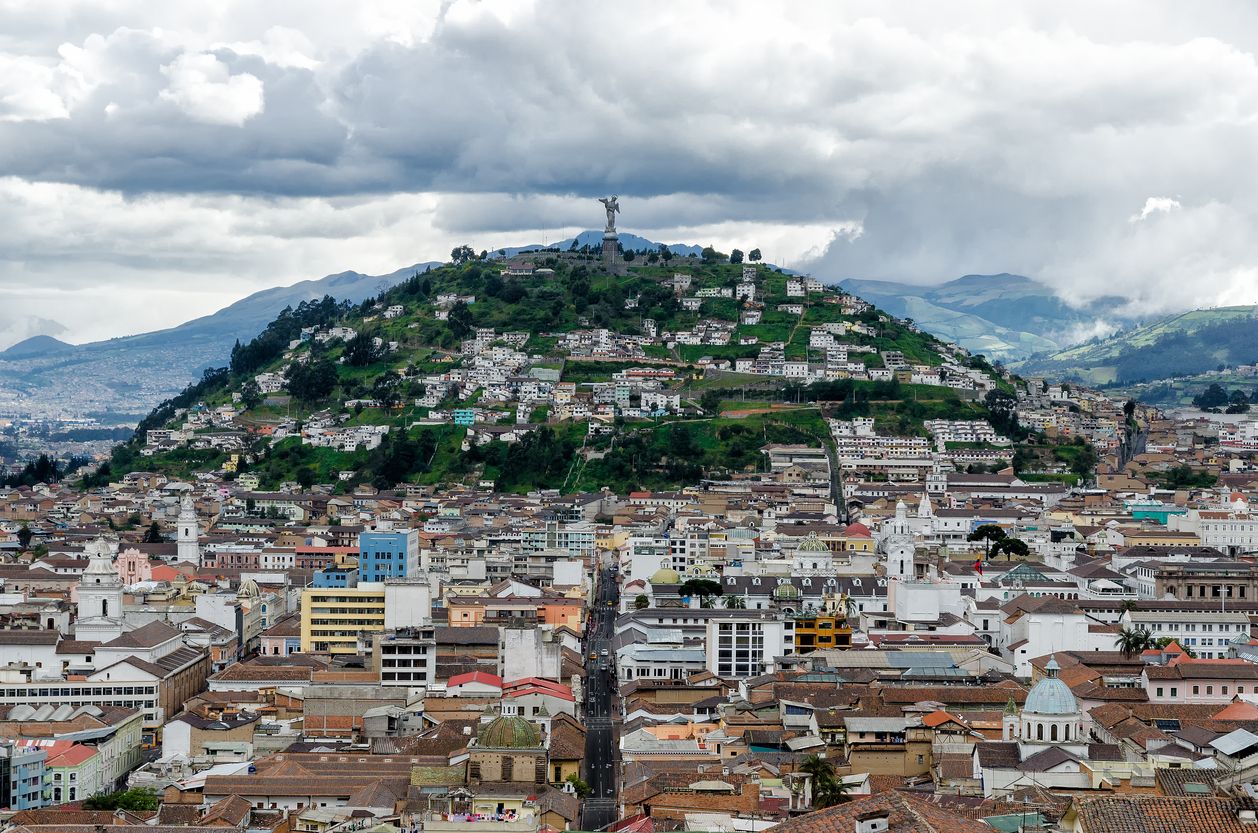 El Panecillo de Quito con la virgen en lo alto