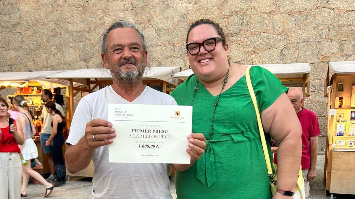 El escultor Jose Maria Morla posa con la cooncejala de Cultura Pepa Victoria Perez como ganador de la 43ª Mostra d´Artesania