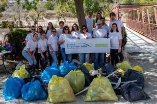 Grupo Silvoturismo recoge más de 200 kg de basura en el cauce del río Vinalopó a su paso por Elda