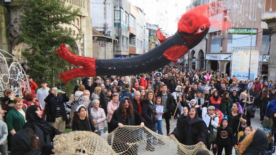 El cortejo fúnebre despide a la sardina por las calles de Porriño.