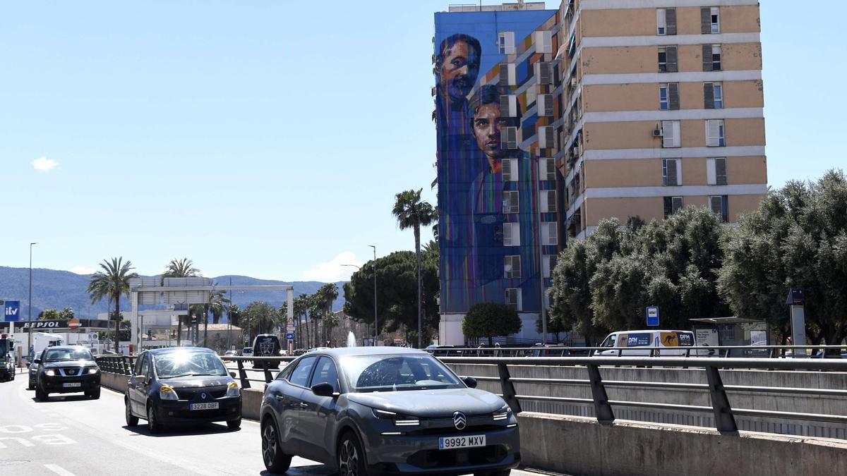 Mural gigante 'El relevo', inaugurado este martes en la avenida Primero de Mayo de Murcia.