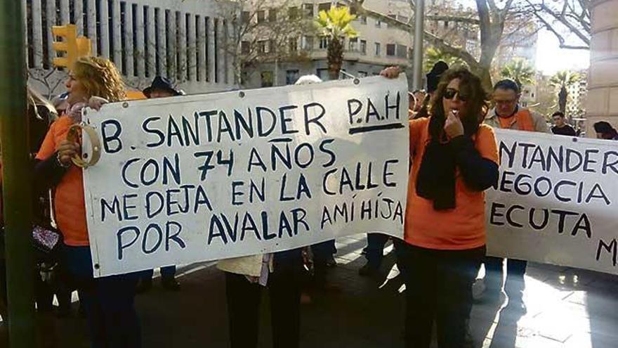 Manifestantes de la PAH, ayer en Palma.