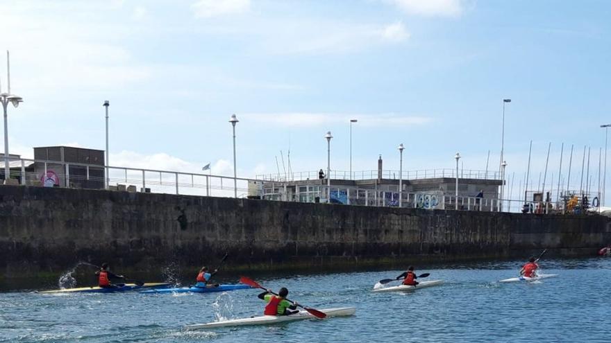 El Grupo Covadonga inicia las pruebas de piragüismo en el puerto deportivo para fijar necesidades
