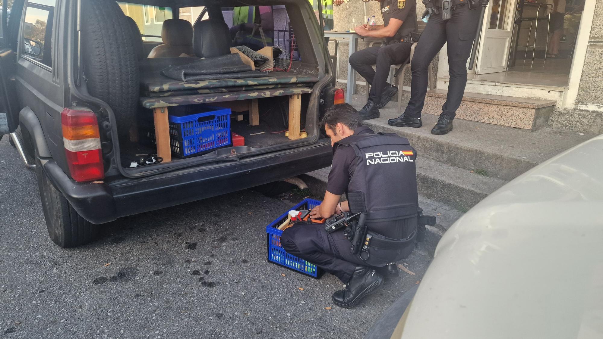 La Policía Nacional empieza a patrullar por las calles viguesas con  pistolas Taser - Faro de Vigo