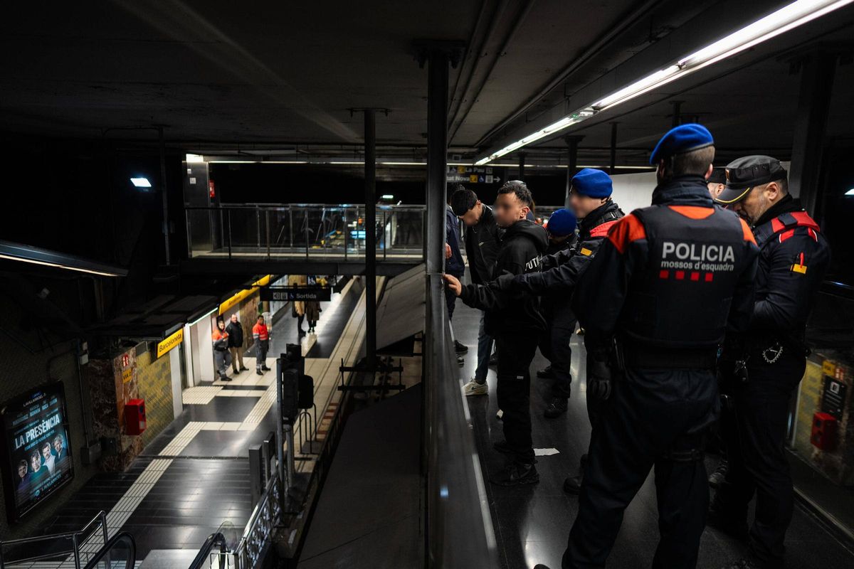 Macrodispositivo de Mossos junto a seguridad de TMB en el Metro de Barcelona