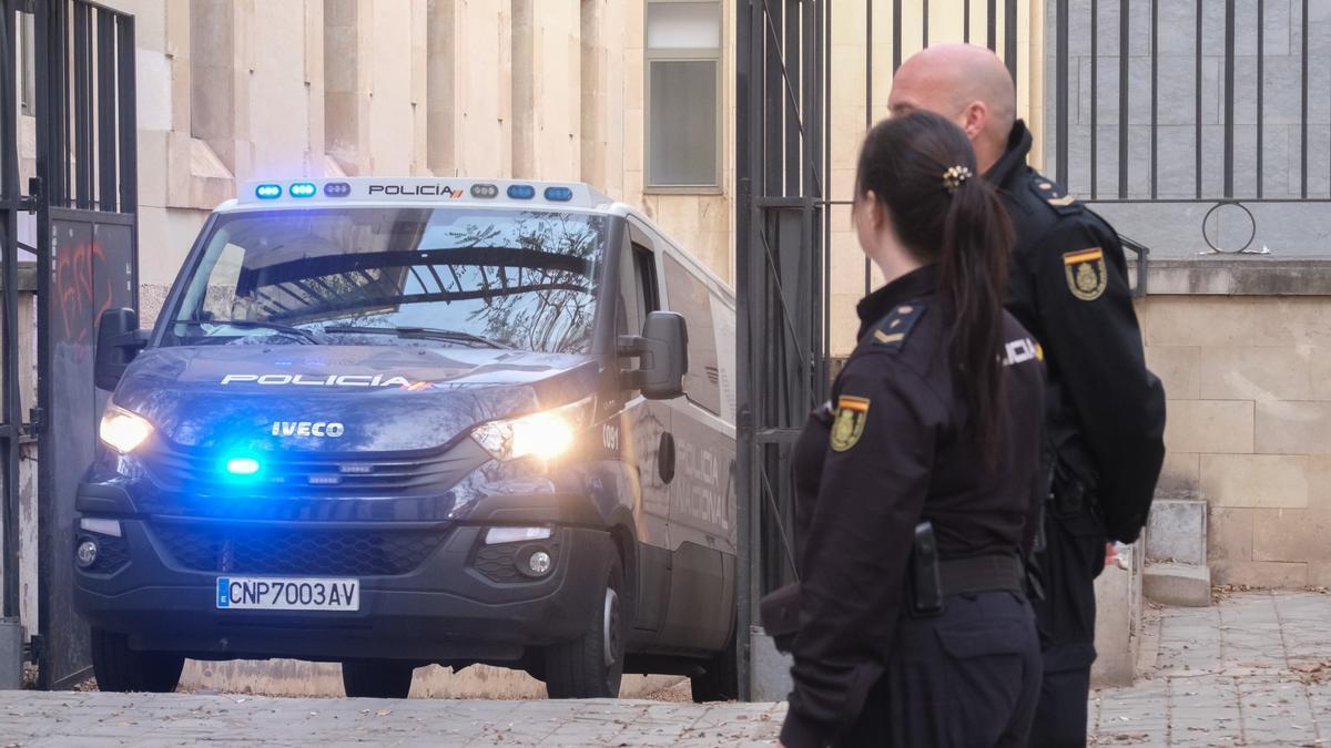 Un furgón policial de traslado de detenidos sale de los juzgados de Alicante.