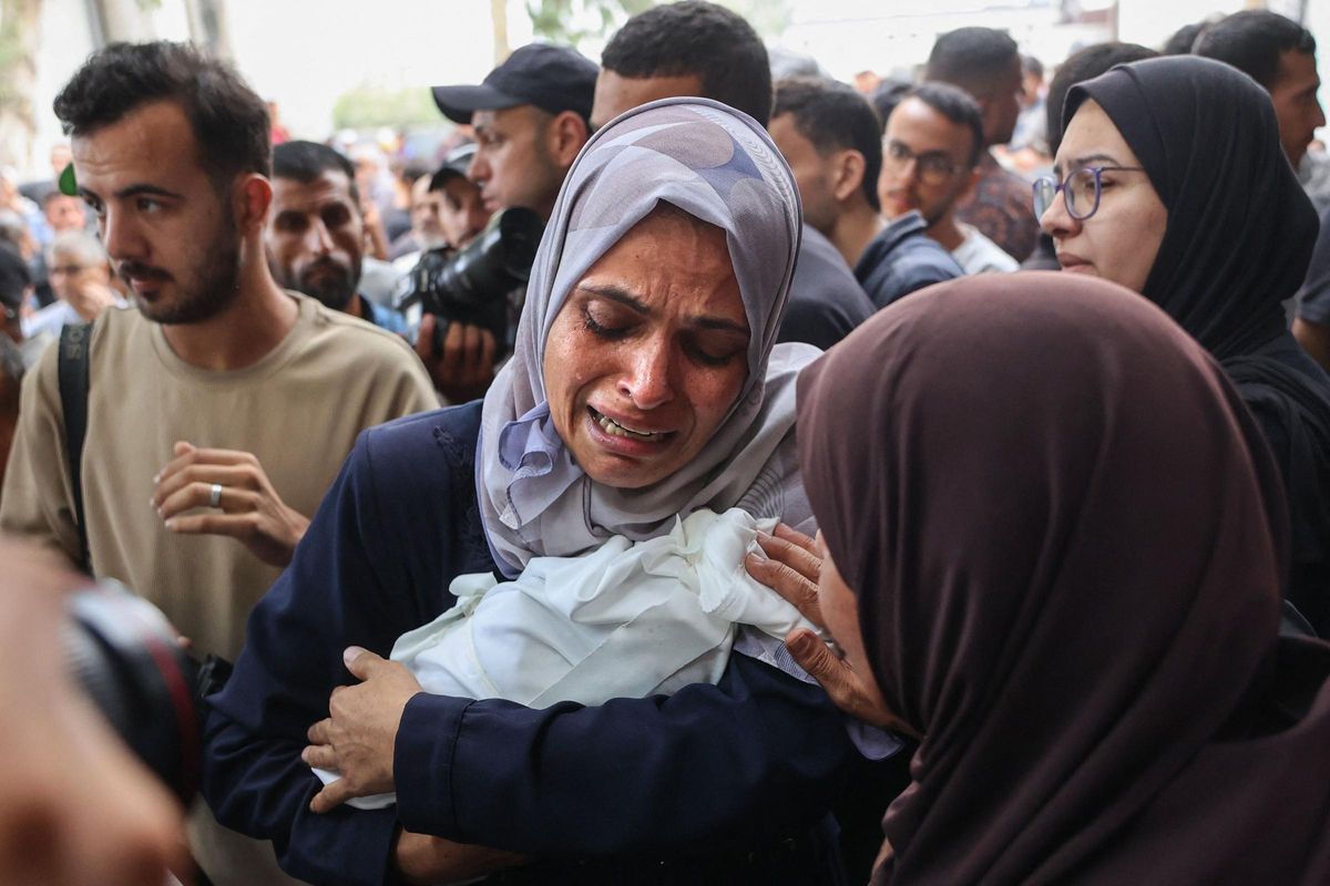 Una mujer palestina llora mientras lleva el cuerpo de un bebé muerto en los ataques israelíes contra la ciudad de Gaza al amanecer, antes de un cortejo fúnebre frente al hospital Al-Shifa, el 4 de septiembre de 2025,