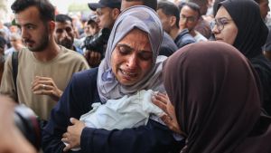 Una mujer palestina llora mientras lleva el cuerpo de un bebé muerto en los ataques israelíes contra la ciudad de Gaza al amanecer, antes de un cortejo fúnebre frente al hospital Al-Shifa, el 4 de septiembre de 2025,