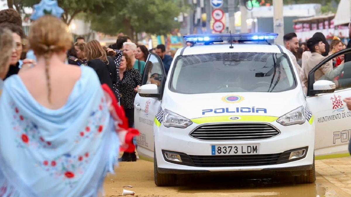 Un vehículo de la Policía Local en una de las calles de casetas en El Arenal.