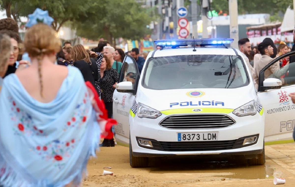 Un vehículo de la Policía Local en una de las calles de casetas en El Arenal.