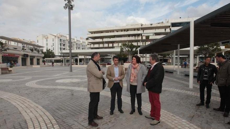 El alcalde, José Bernal, y la edil de Obras, Blanca Fernández, visitaron ayer la plaza.