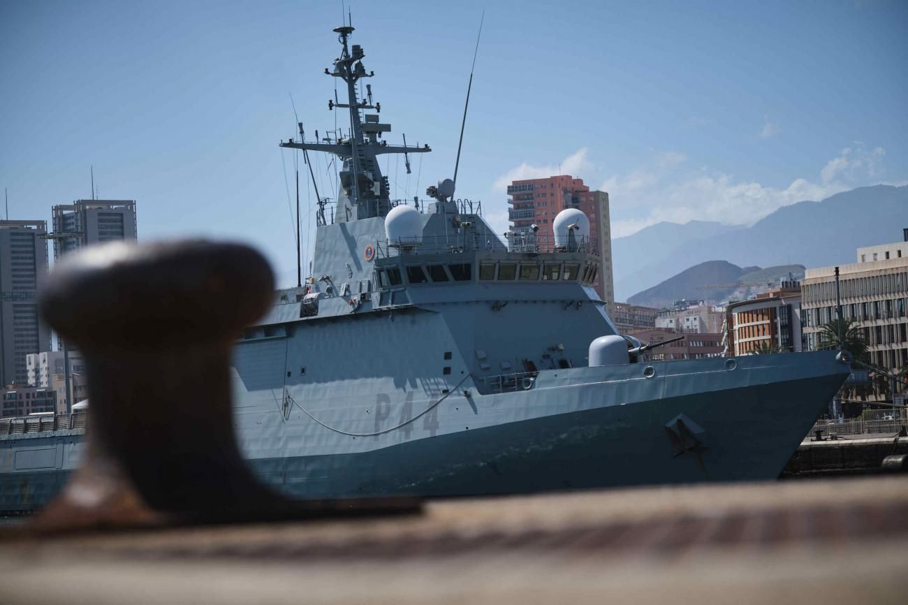 Llegada del barco de la armada Tornado al Puerto de Santa Cruz