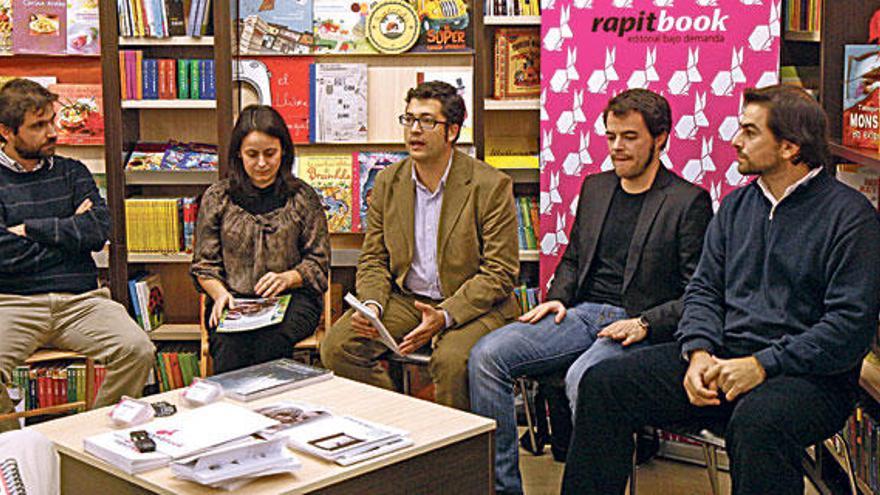 Los fundadores de Rapitbook junto con los autores.