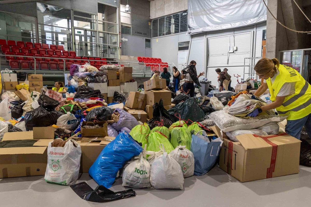 El empuje solidario en Alicante llena el Centro de Tecnificación con ayuda para los afectados por la DANA en Valencia