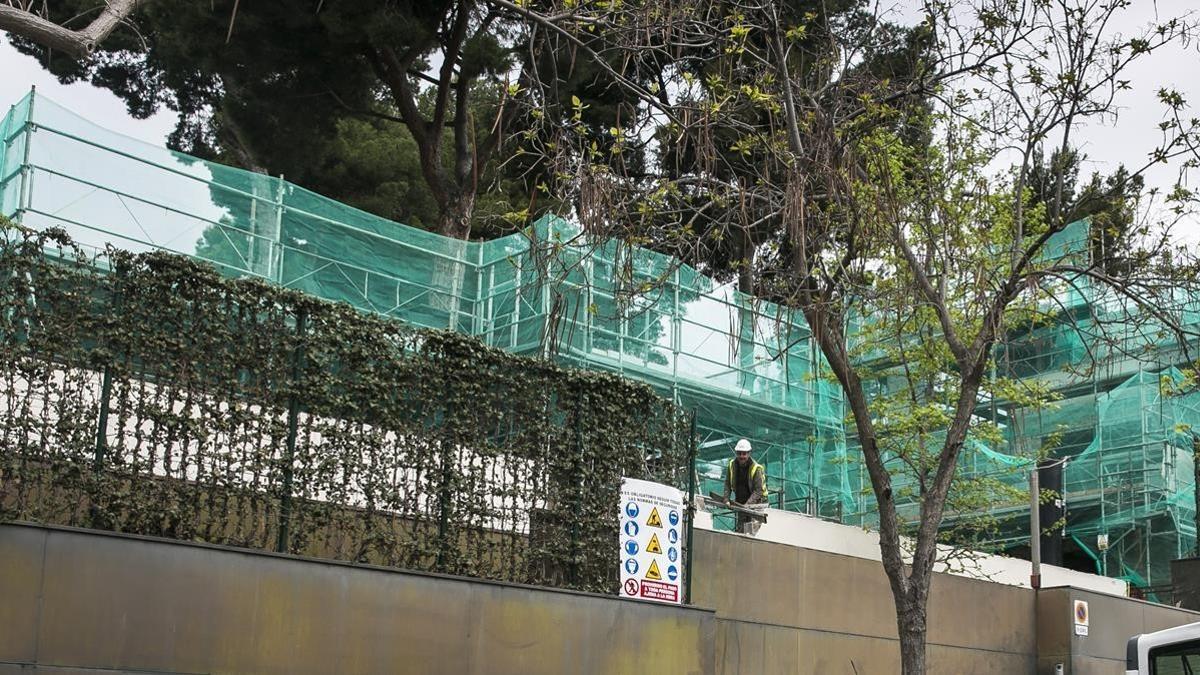 Fachada en obras de la que fuera casa de los Duques de Palma, en Barcelona