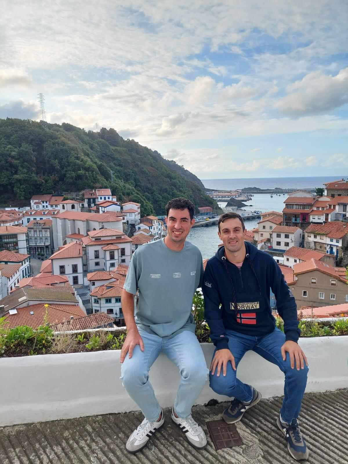 Alejandro Garrido y Enmanuel Quintana en el anfiteatro de Cudillero.