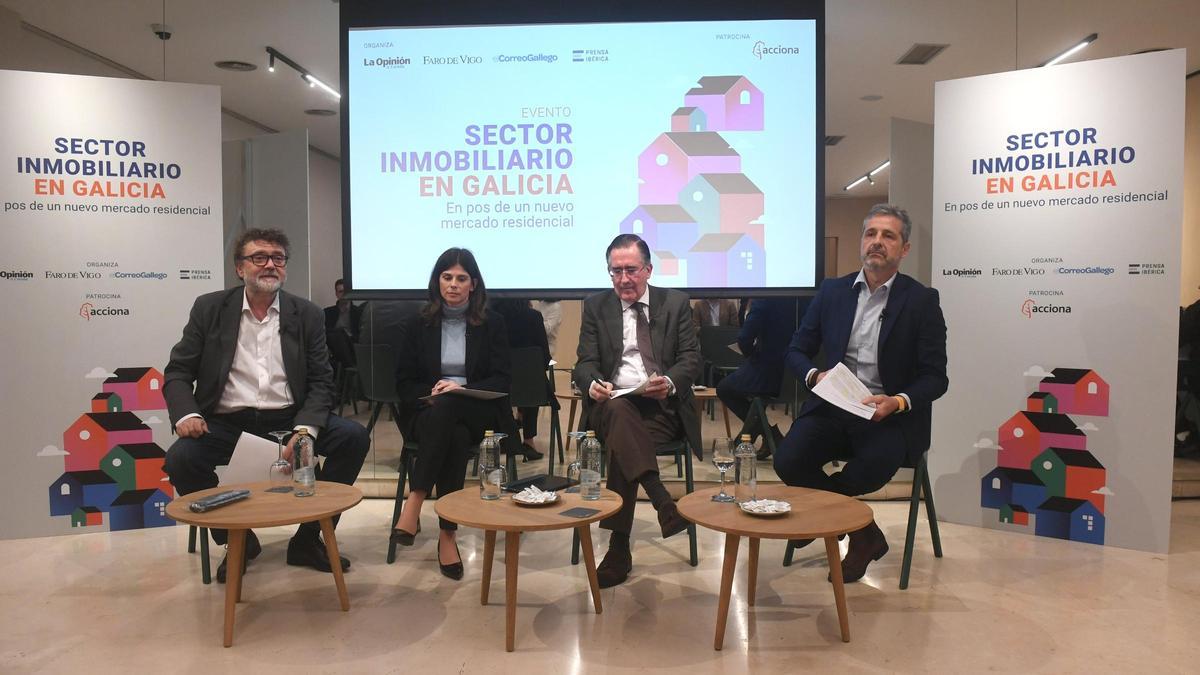 De izda a dcha, Manuel Ferreiro, director de LA OPINIÓN; Magdalena Llano, directora comercial de Living en Acciona Living&Culture; Juan José Yáñez, secretario general de la Federación de Promotores Inmobiliarios de Galicia; y José Antonio López, director de estrategia sectorial en Tinsa by Accumin.