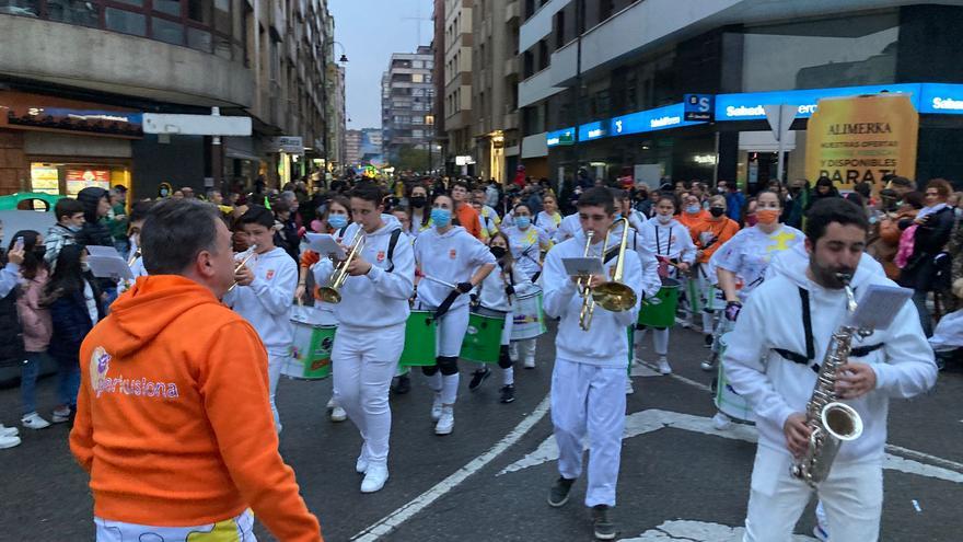 El Gran Desfile d’Antroxos tiñe Avilés de colorido