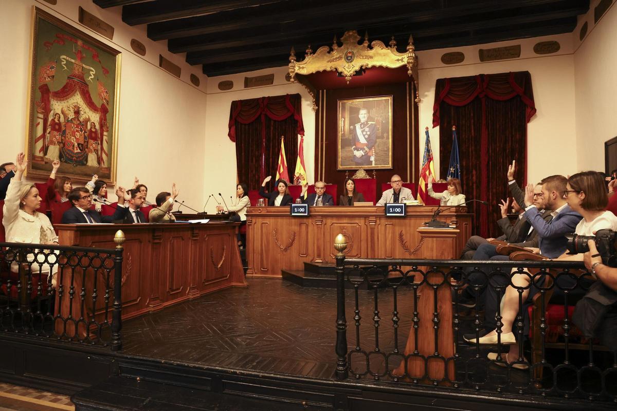 Los concejales de Elche votan la urgencia del pleno en el que se ha dado cuenta de la dimisión de José Navarro