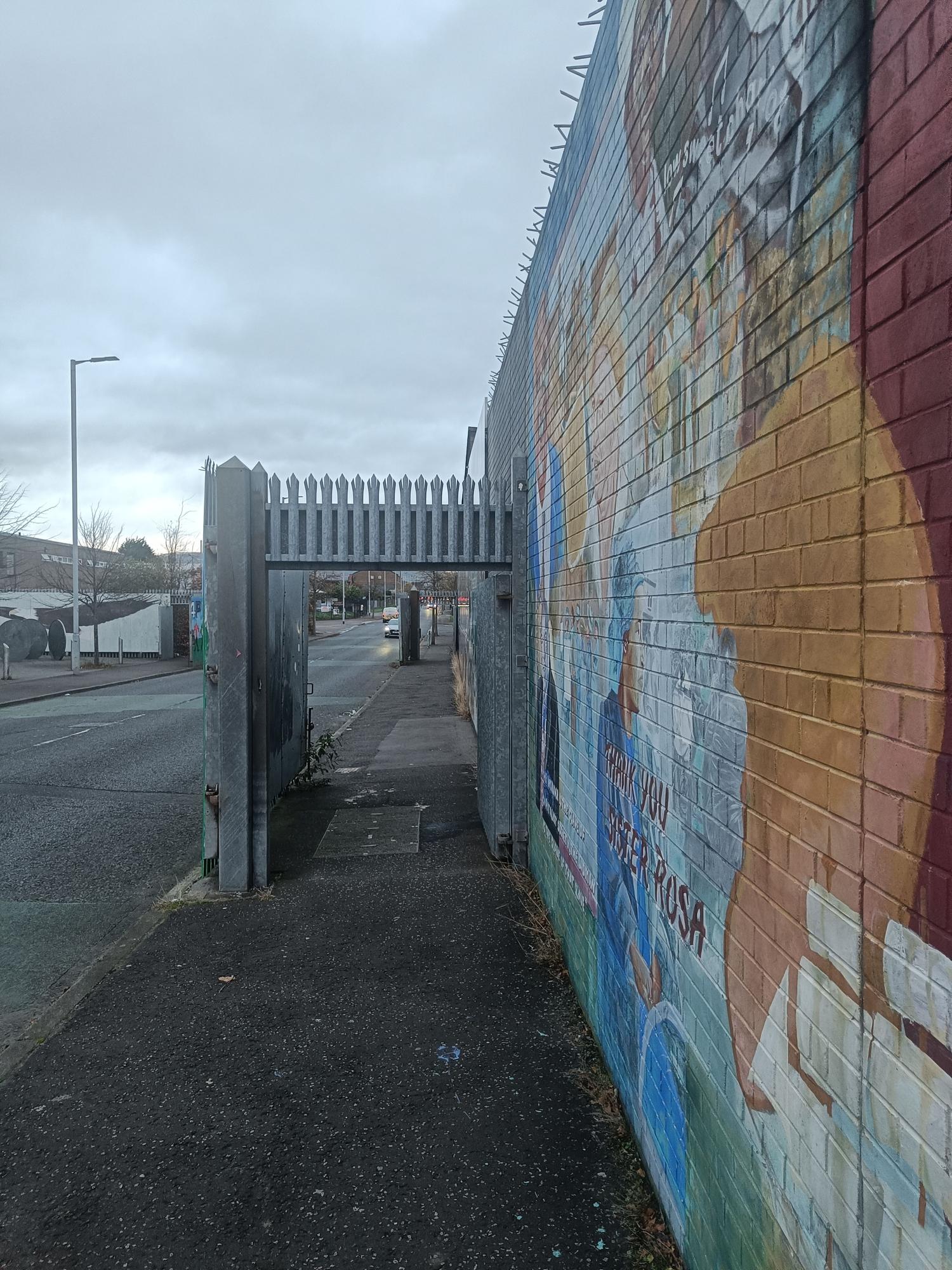 En imágenes: Música, comida y fiesta para derribar el muro de Belfast