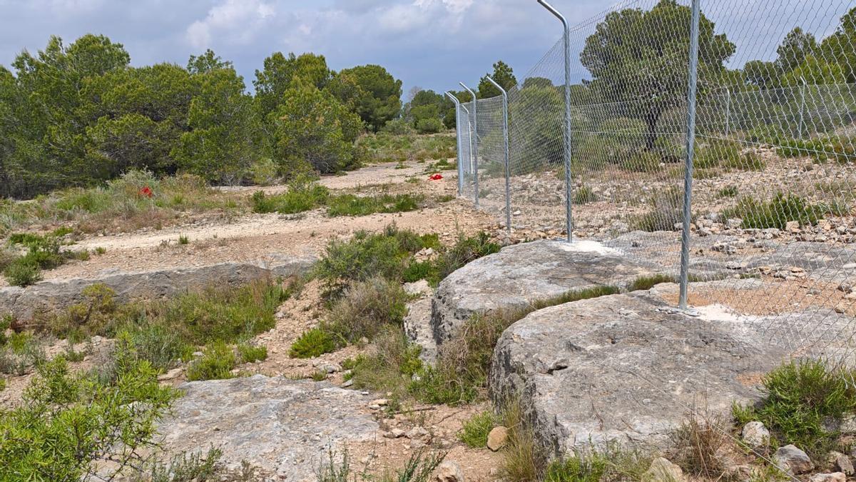 El vallado instalado sobre las rocas.