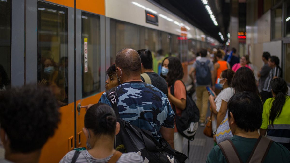 Archivo - Viajeros suben a un tren en uno de los andenes de la estación de Sants, en una imagen de archivo