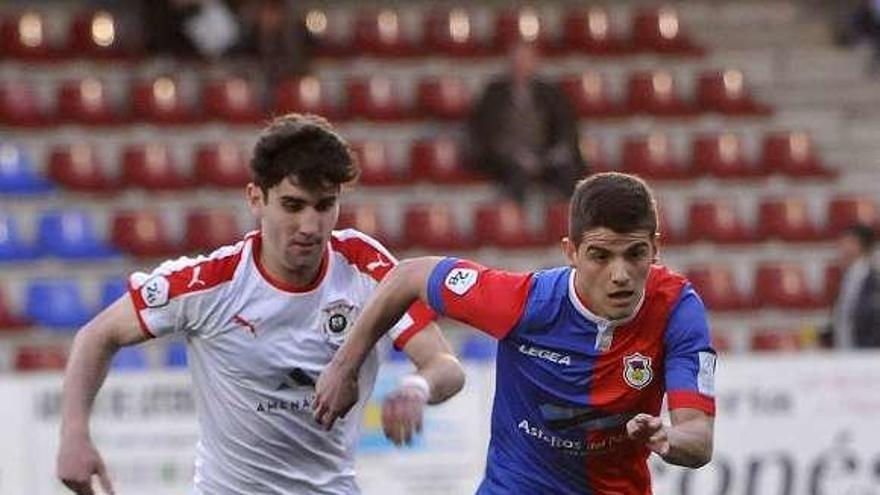 Riki conduce el balón en el duelo ante el Calahorra.