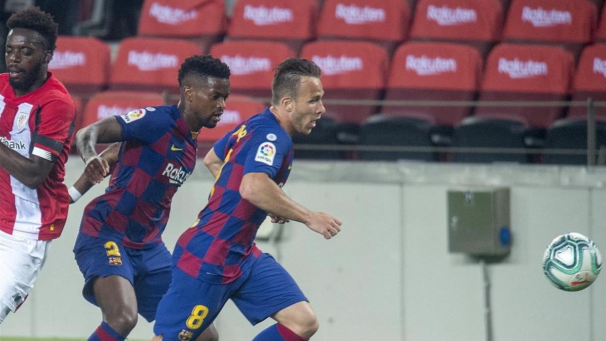 Arthur y Semedo persiguen un balón ante Williams en el Barça-Athletic del Camp Nou.