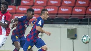 Arthur y Semedo persiguen un balón ante Williams en el Barça-Athletic del Camp Nou.