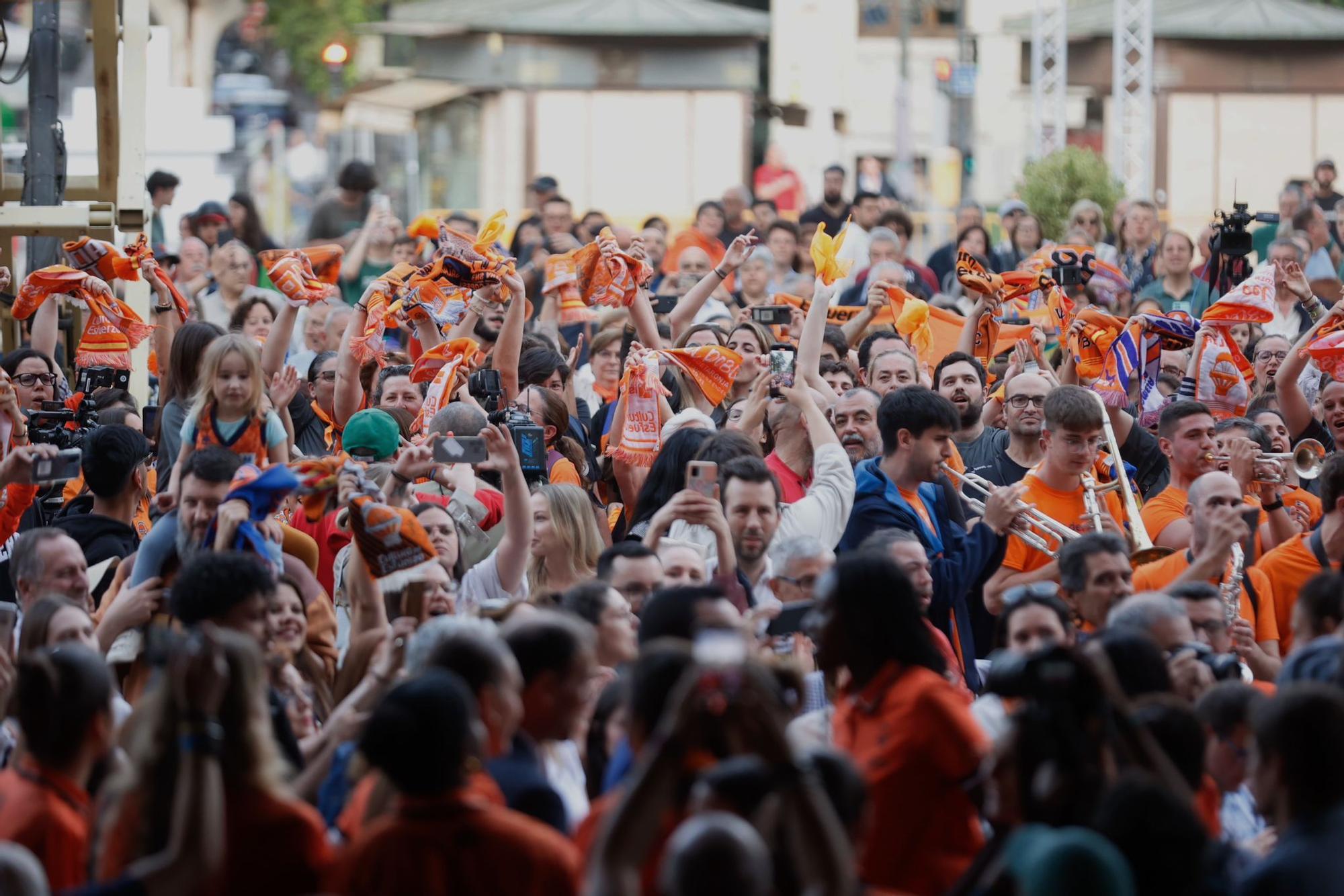 El Valencia Basket celebra en casa su triplete histórico