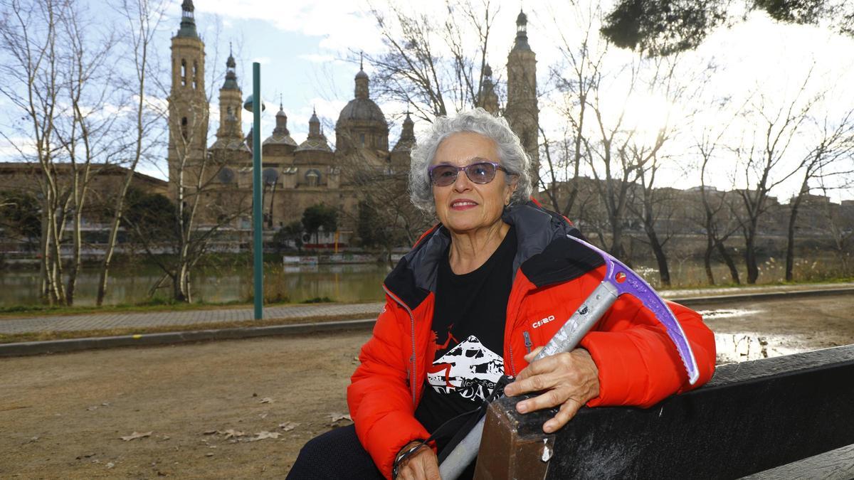 Amelia Bella, con el Pilar al fondo, en las inmediaciones de su domicilio en Zaragoza.