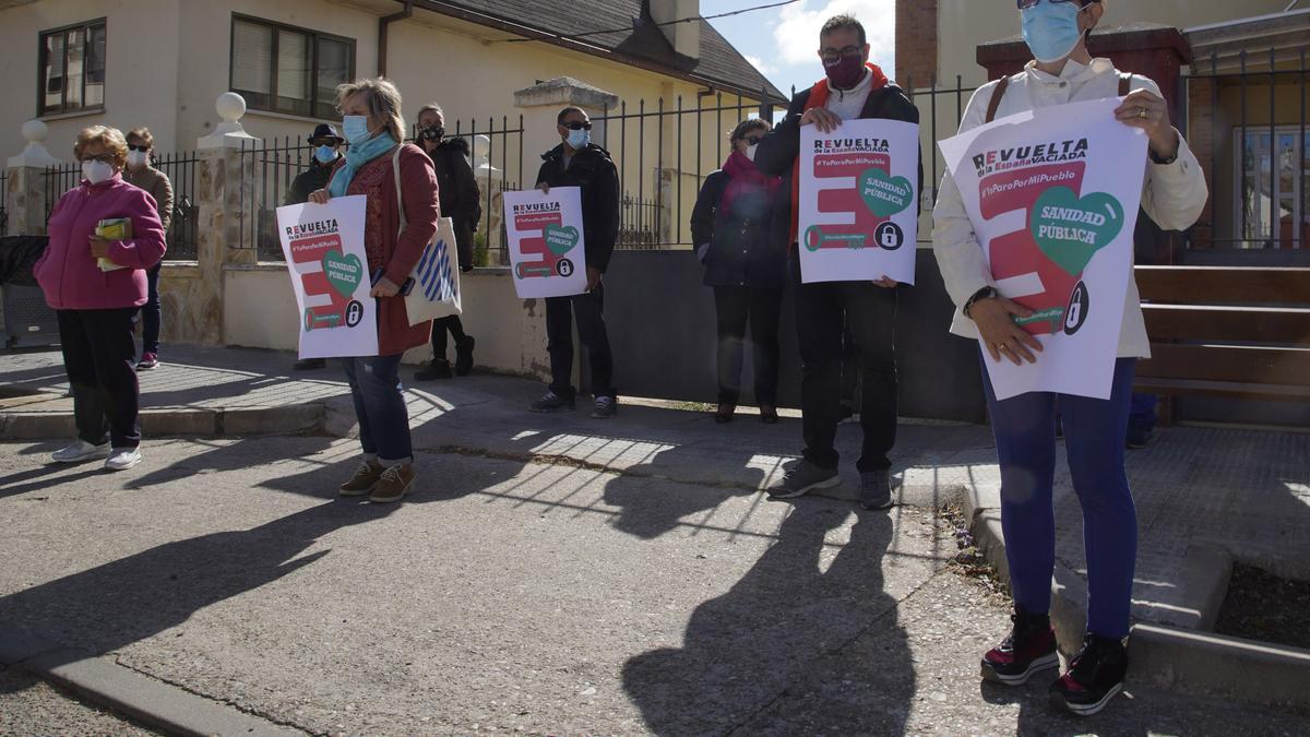 Concentración por la sanidad pública en Villaralbo.