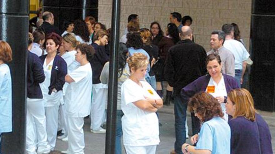 Personal del Hospital Universitario de Gran Canaria Doctor Negrín, en una concentración