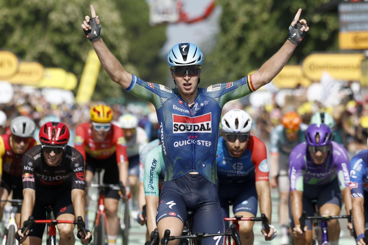 El cicista belga Tim Merlier, del equipo Soudal Quick-Step, celebra la victoria en la octava del Tour de Francia que se ha disputado entre Périgueux y Bergerac.