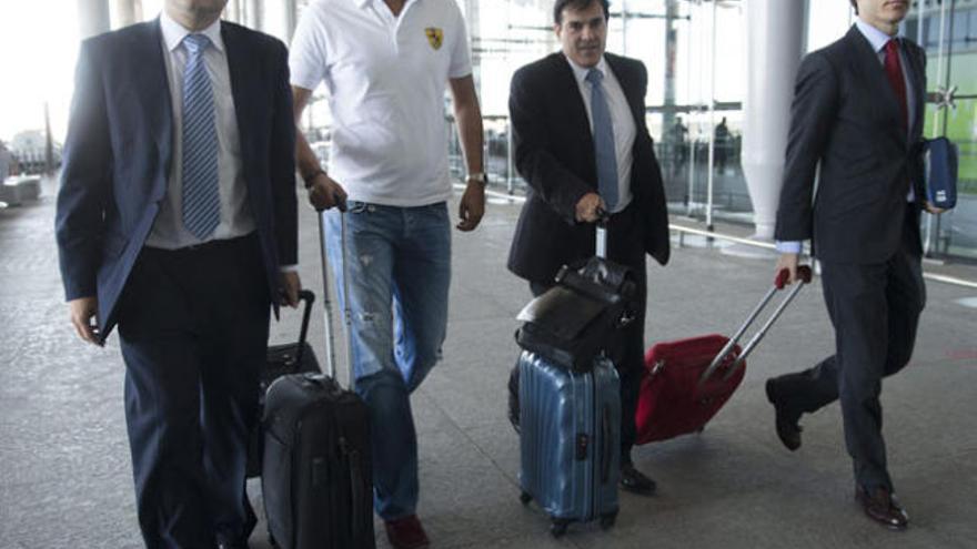 La comitiva malaguista, en el aeropuerto de Málaga.