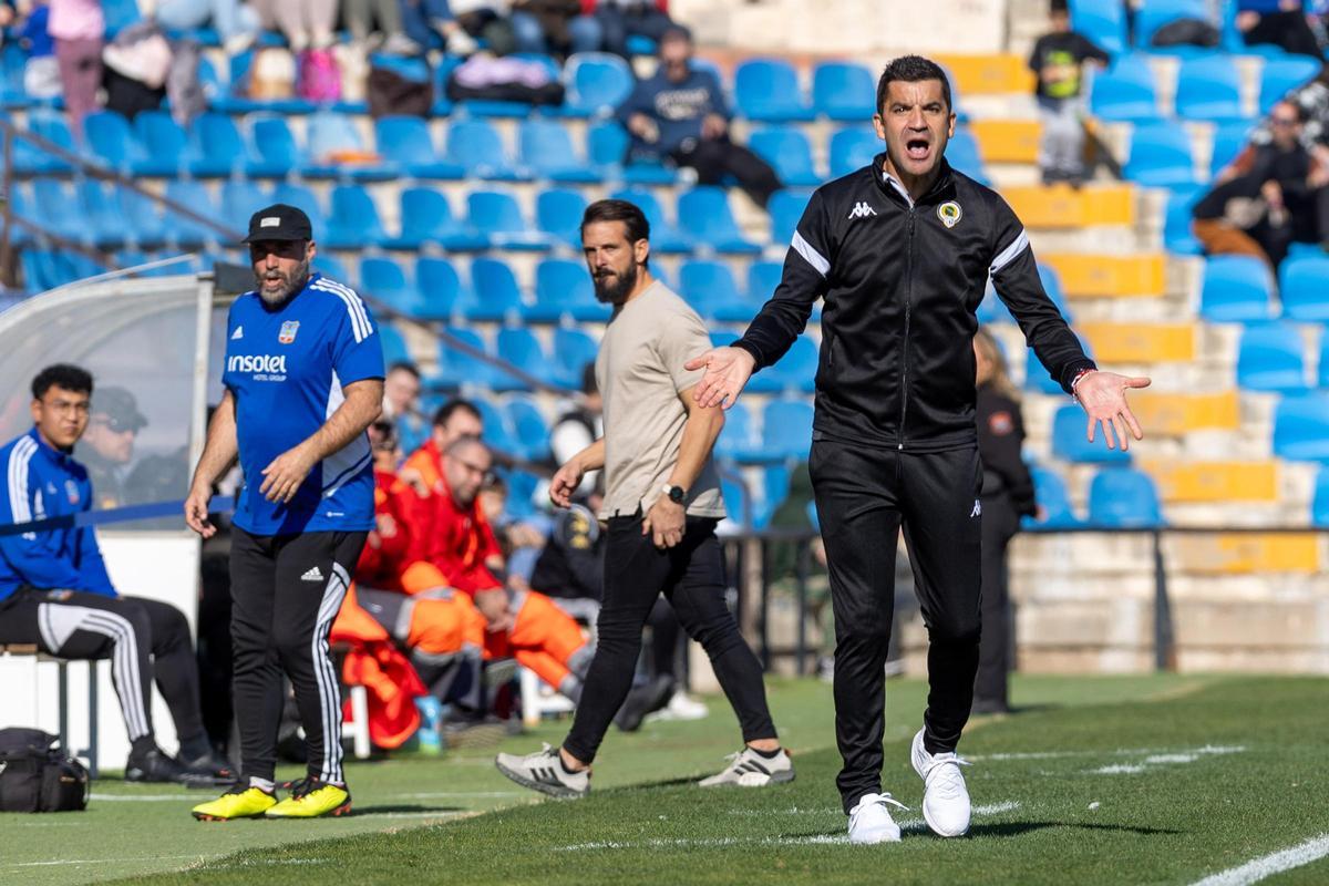 Rubén Torrecilla intenta que sus jugadores se activen en defensa con Maikel Romero, técnico del Formentera, al fondo.