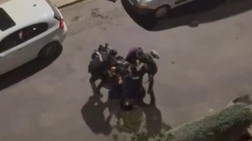 Vídeo: La policía sorprenden y detienen a una persona en Castelló