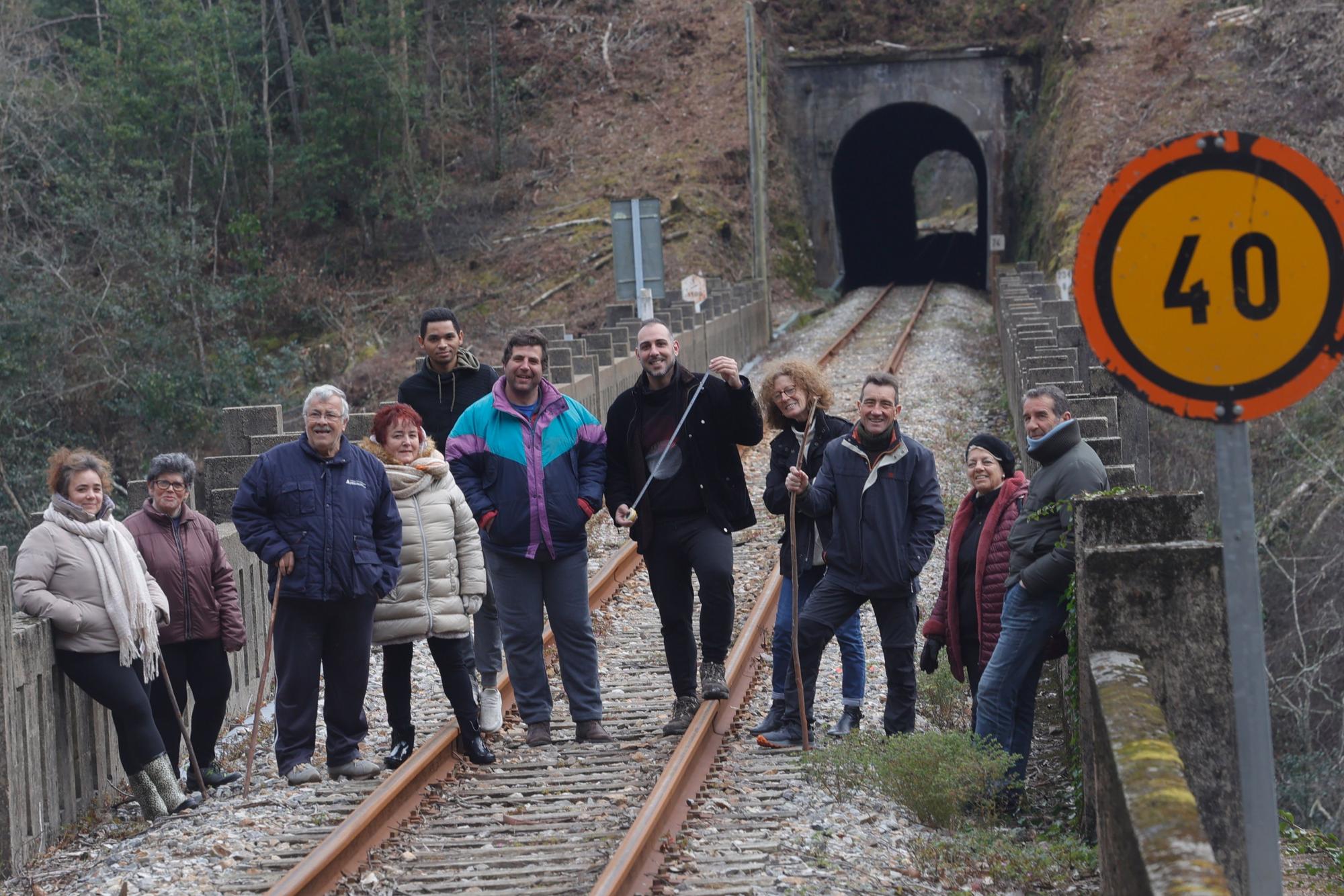 EN IMÁGENES: Un grupo de vecinos de Cudillero protagoniza una "medición irónica" para "informar" a Renfe y Adif de las dimensiones "reales" de un túnel de Feve.