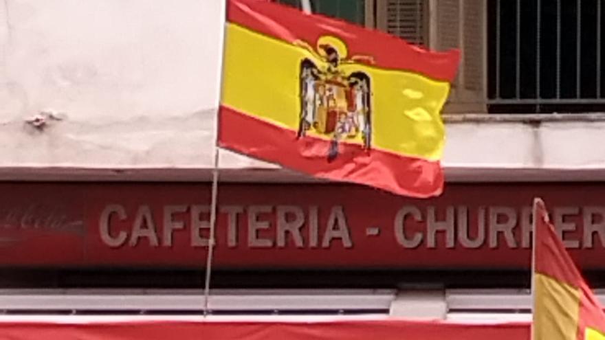 Una bandera preconstitucional en una peña del Real Madrid de Palma causa polémica entre los vecinos