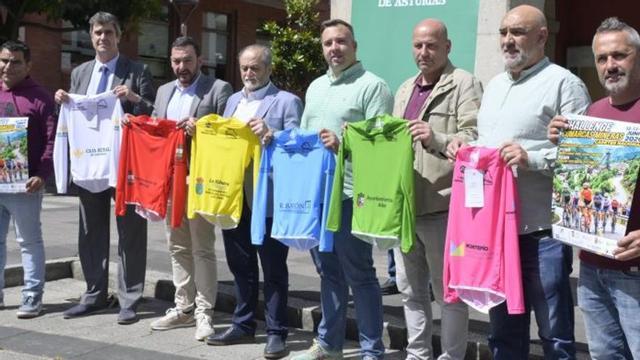Daniel Lillo, concejal de Aller; Luis Alonso Villa, de Caja Rural; Manuel Ángel Álvarez, alcalde de Mieres; Tomás Fernández, alcalde de Ribera de Arriba; Rubén Bayón, de Carpintería Metálica Bayón; Juan Carlos Iglesias, alcalde de Aller; Manuel Prieto, presidente de la Federación Asturiana, y Florencio del Campo, del club Llosorio, en la presentación.