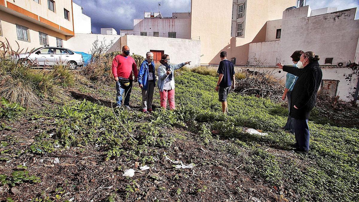 Vecinos de La Cuesta en el solar de la calle Sor Ángela de la Cruz.