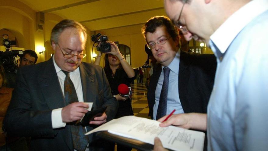 Xavier Rotllan (esquerra) amb l&#039;advocat González Peeters en el judici del cas Turisme el 2005.