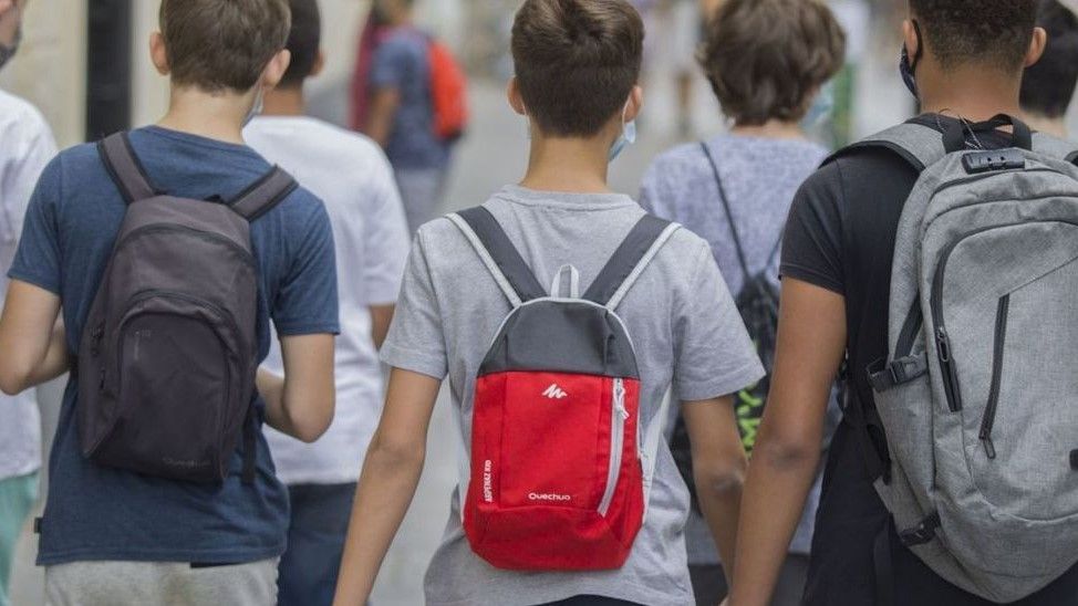 Un grupo de estudiantes camina por la calle