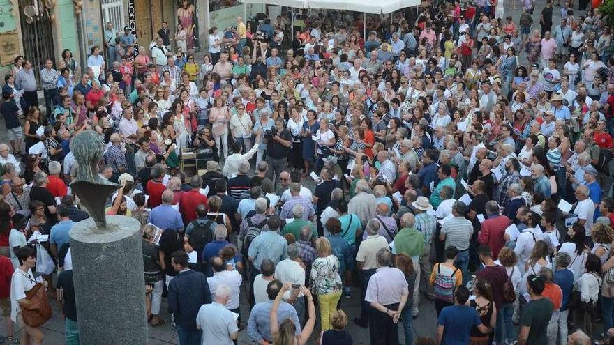 Como preludio de la semana grande, cientos de voces participaron anoche en el espectáculo de cantos de taberna &quot;Aquí cántase&quot;. //R. Vázquez