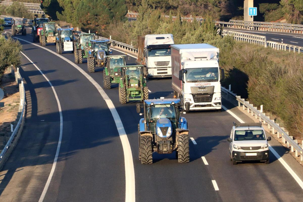 Tractores del Camp de Tarragona salen hacia Barcelona en una marcha lenta por la AP-2